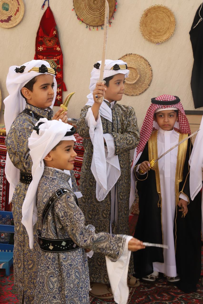 أطفال بالزي التراثي السعودي في فعالية اليوم الوطني
