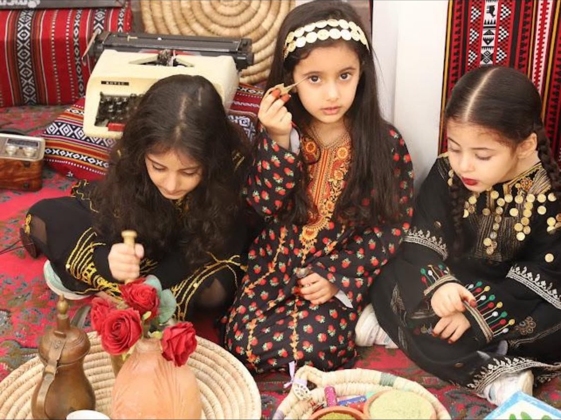 أطفال الروضة في جلسة تراثية
